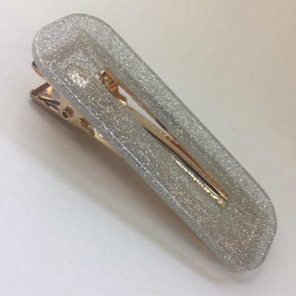 ⚜️[𝟯/$𝟭𝟴]⚜️Silver Acrylic Simple Hair Clip NEW - Picture 3 of 5